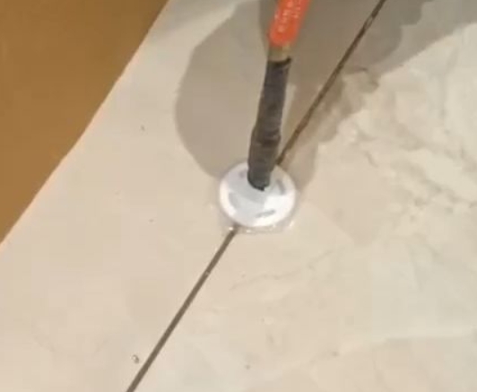 从化瓷砖空鼓维修公司专业解答瓷砖在铺贴过程中，如果没有涂抹均匀到位的粘结材料（如水泥砂浆或瓷砖胶），可能会导致以下问题